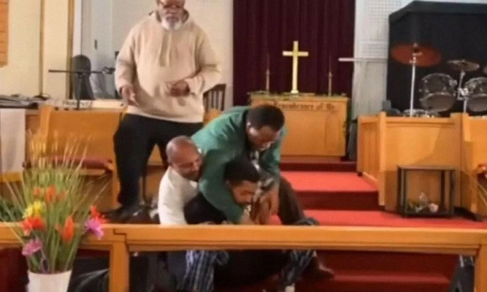 ΗΠΑ: Καρέ καρέ η εισβολή ενόπλου σε εκκλησία στην Πενσιλβάνια - Πήγε να πυροβολήσει τον ιερέα αλλά μπλόκαρε το όπλο